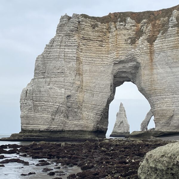 Étretat, sur la côte d’albâtre, sa plage, la marée, les falaises