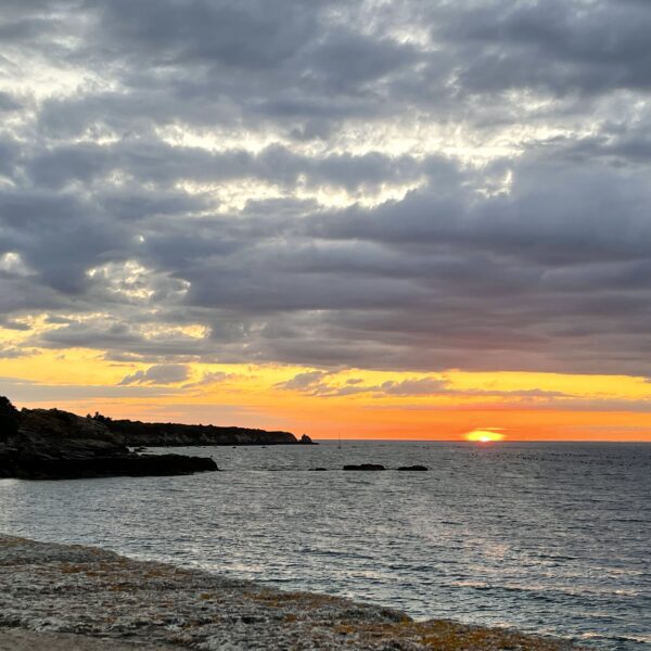 Sunset devant la plage sur l’île de Groix, vers port Tudy