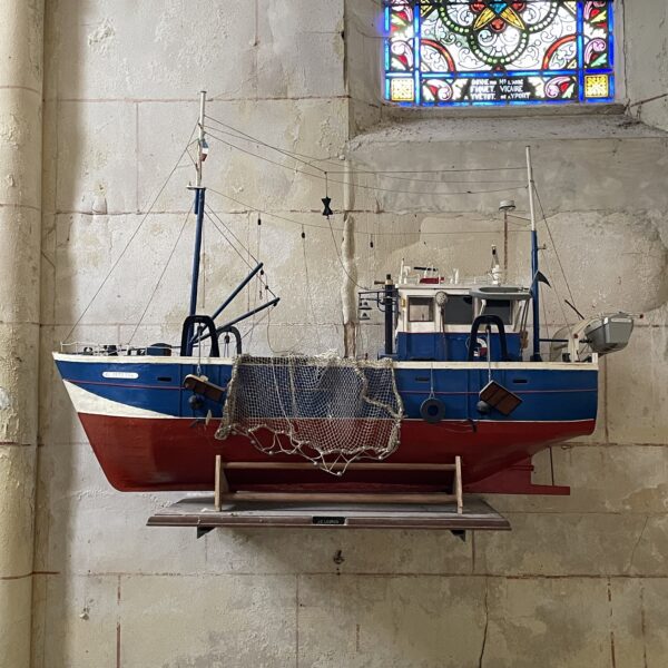 Bateau votif : maquette de navire ex-voto dans une église