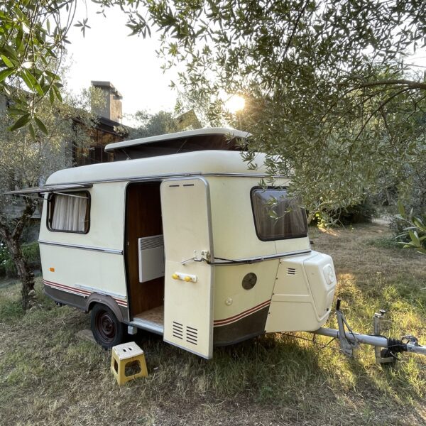 Petite caravane Eriba touring vintage, sur un air de grandes vacances