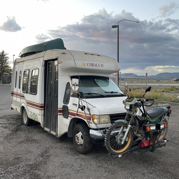 Porte-moto à l’avant du camping-car, y’a qu’aux USA que l’on voit ça !