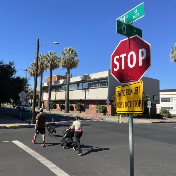 Signalisation routière, dépaysement garanti au cœur de Sacramento