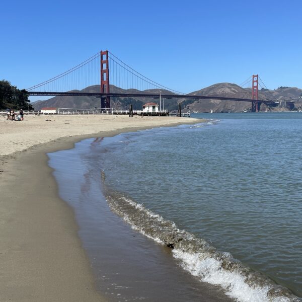 La plage devant le Golden Gate Bridge de San Francisco