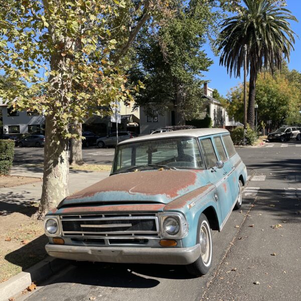 Une International Travelall, modèle vintage rare dans une rue de Sacramento