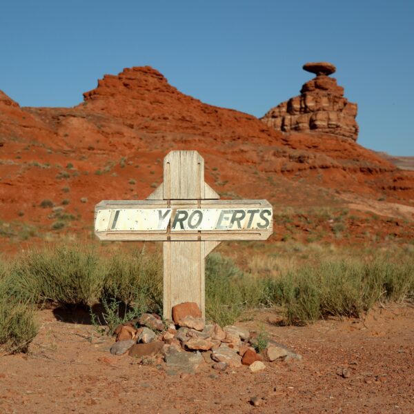 Insolite, la tombe de Ginny Roberts devant le Mexican Hat