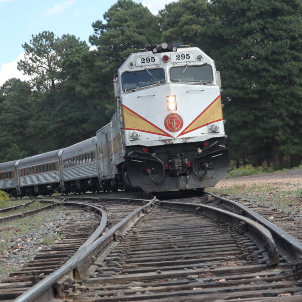 Arizona : le train vous dépose à la gare de Grand Canyon