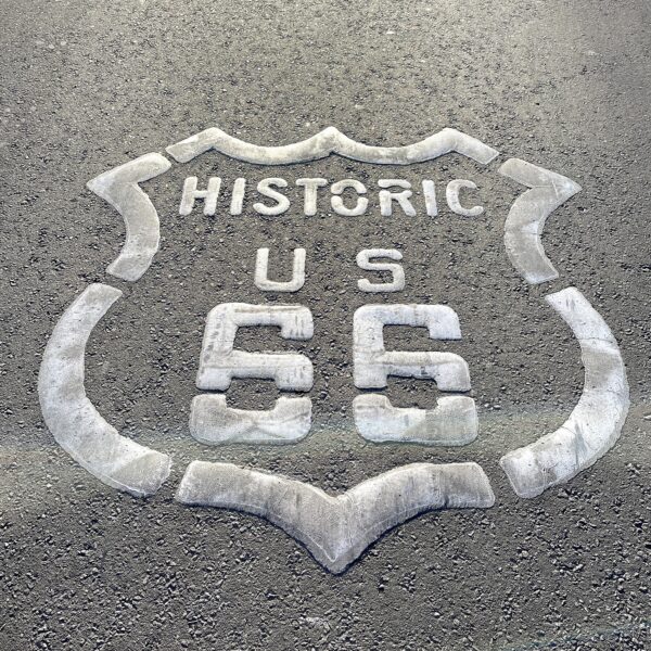 Le monogramme Route 66 sur le bitume de Barstow, CA