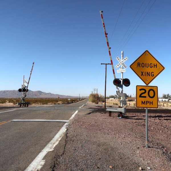 Signalétique rail road xing en Californie, on ne s’en lasse pas !