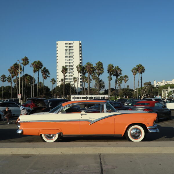 Vintage car devant la plage de Venice beach